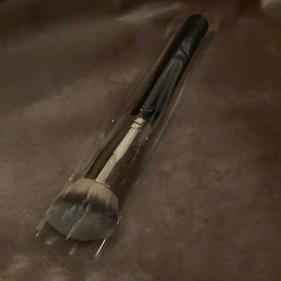MAC Brush 170 (pls only like if interested to buy) - Picture 4 of 6